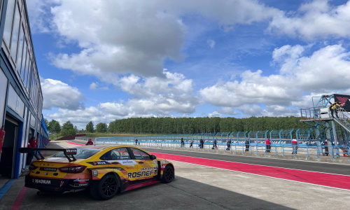 Смоленск встретил команду LADA Sport ROSNEFT дождями.