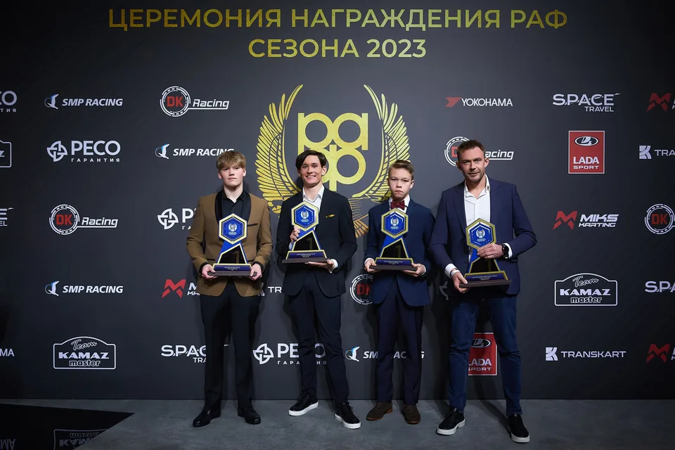 Пилоты команды LADA Sport ROSNEFT получили чемпионские кубки. Пилоты команды LADA Sport ROSNEFT получили чемпионские кубки.
