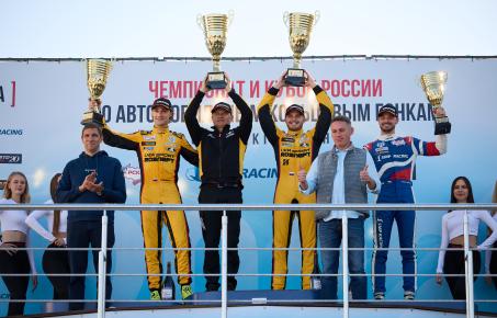 Двойной подиум в первой гонке
