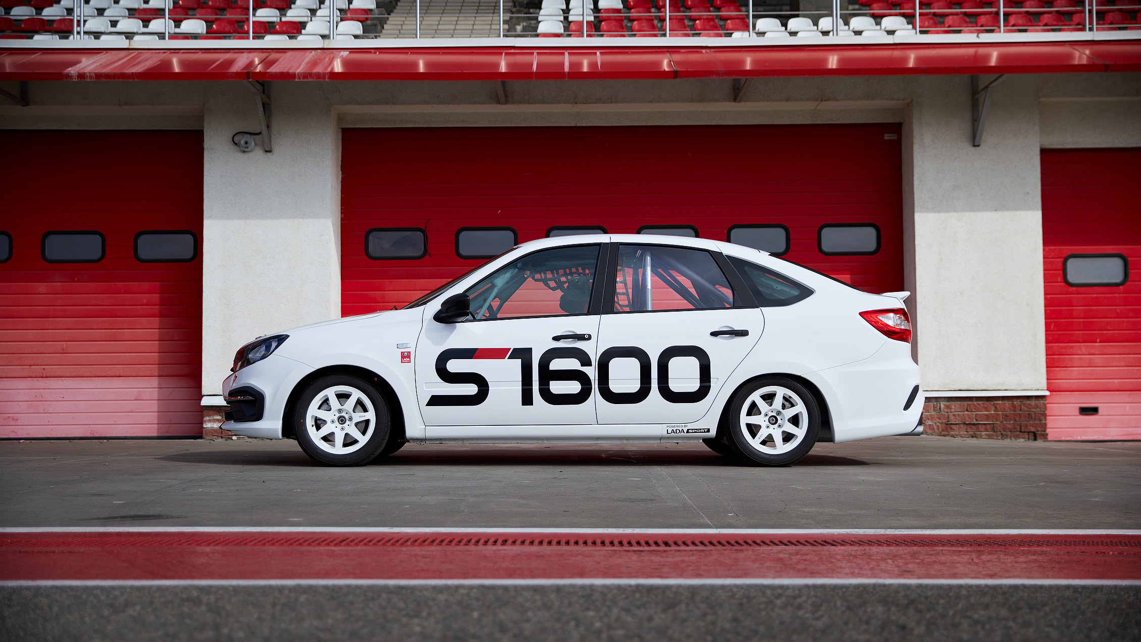 Купи спортивный автомобиль LADA Granta Sport S1600 и стань лучшим гонщиком в классе.