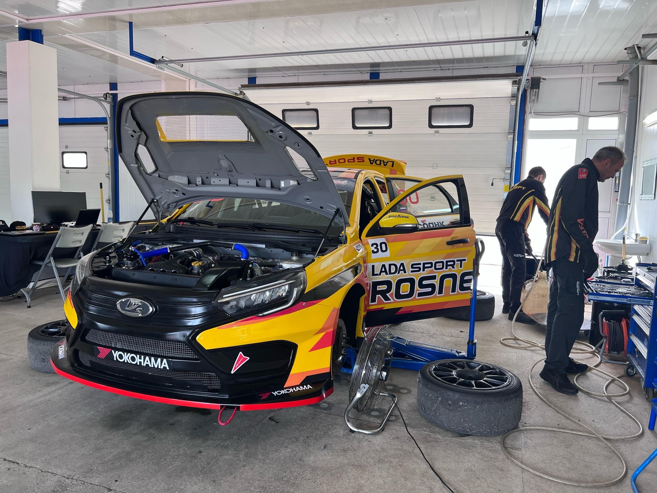 Смоленск встретил команду LADA Sport ROSNEFT дождями.