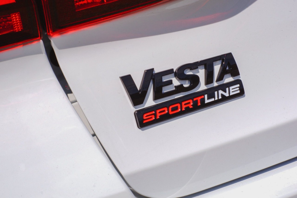 Орнамент задка Sportline (черный лак)